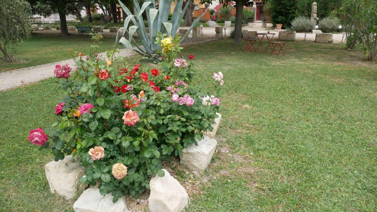 Ferienwohnung Mas Maurane - Le Bougainvillier Aux Portes D'Arles Tarascon Exterior foto