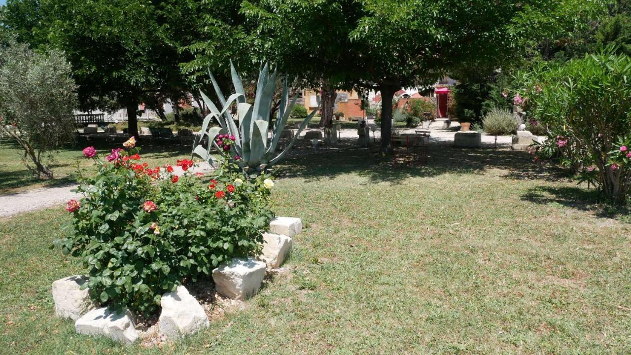 Ferienwohnung Mas Maurane - Le Bougainvillier Aux Portes D'Arles Tarascon Exterior foto
