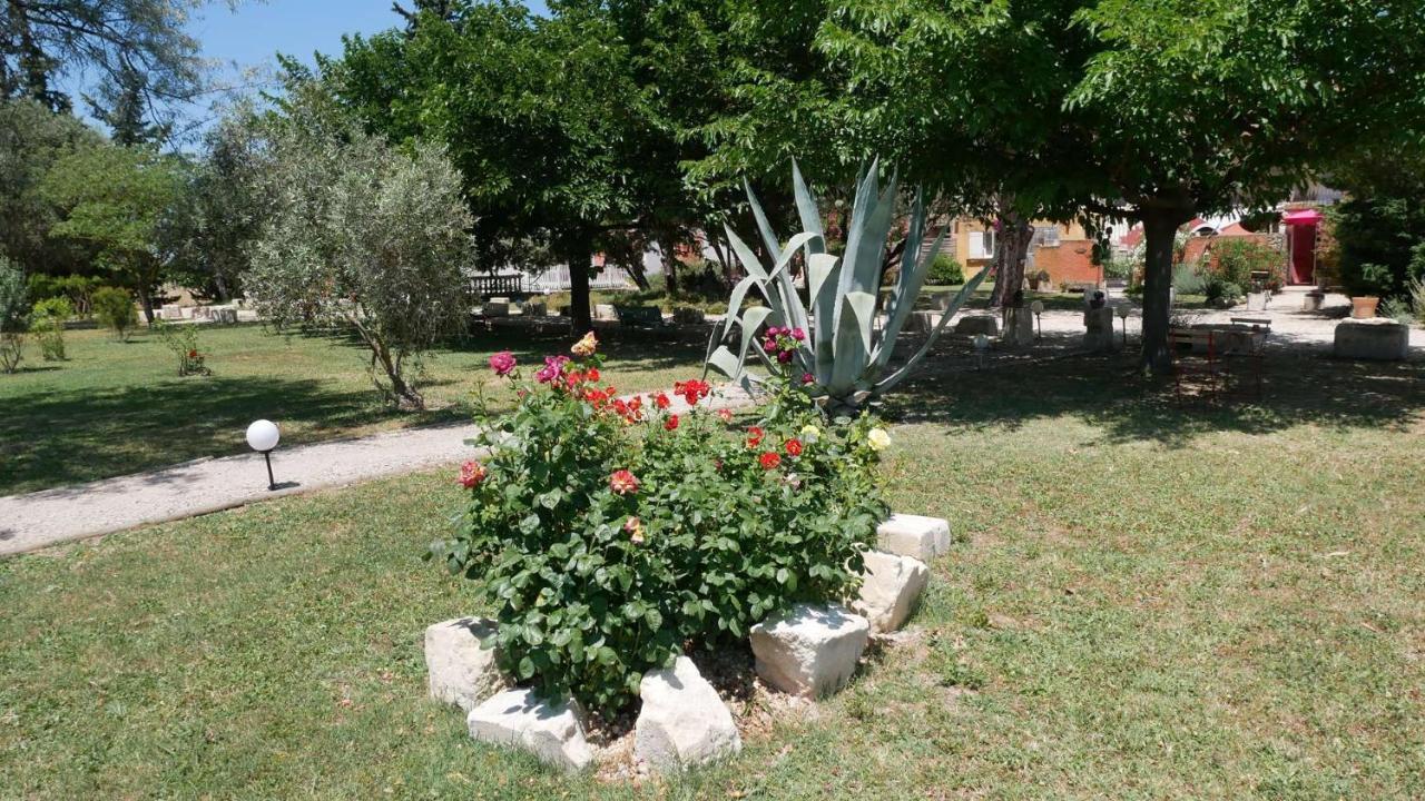 Ferienwohnung Mas Maurane - Le Bougainvillier Aux Portes D'Arles Tarascon Exterior foto